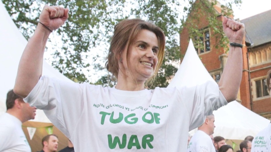 Tisíce ľudí spomínali na zabitú poslankyňu v deň jej nedožitých 42. narodenín