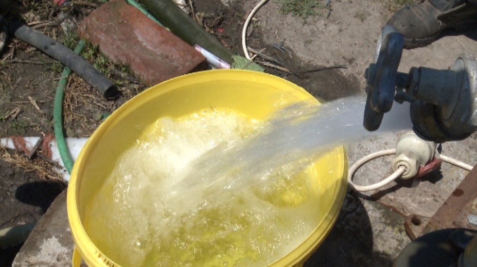 S nebezpečnou vodou sa trápia už roky. Mesačne za pitnú míňajú aj 50 eur