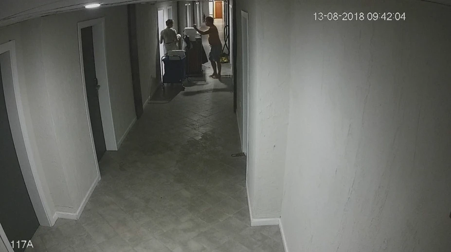 Turista surovo udrel chyžnú v hoteli. Prekážal mu hluk z upratovania