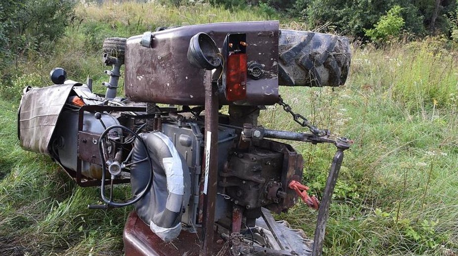 Obrovská tragédia v Poľsku: Traktor rozdrvil dôchodcu, spolujazdec stihol vyskočiť