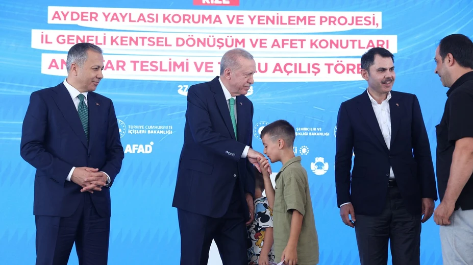 VIDEO: Výchovná facka v priamom prenose. Erdogan potrestal chlapca, ktorý sa zdráhal pobozkať mu ruku