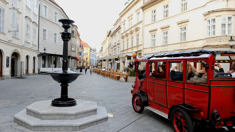 Pomôžte nájsť násilníka. V centre Bratislavy niekto dobil 25-ročného mladíka
