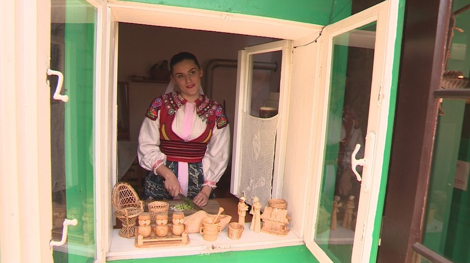 Mladá Lúčničanka si zamilovala 80-ročnú drevenicu. Žije to, čo spieva v ľudových piesňach