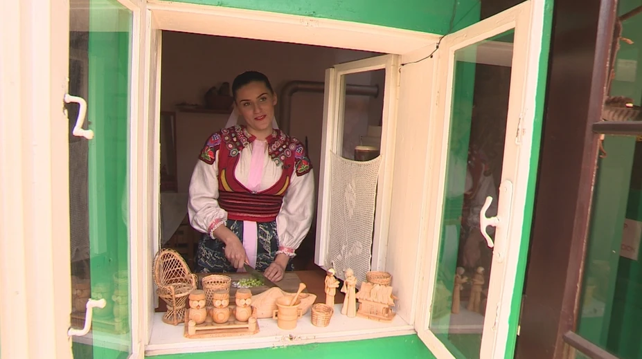 Mladá Lúčničanka si zamilovala 80-ročnú drevenicu. Žije to, čo spieva v ľudových piesňach