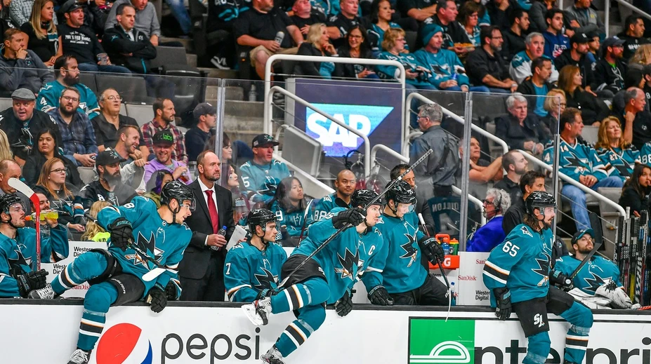 NHL po zranení rozhodcu zavádza nové pravidlo. Týka sa „zlozvyku“ hráčov pri striedaní