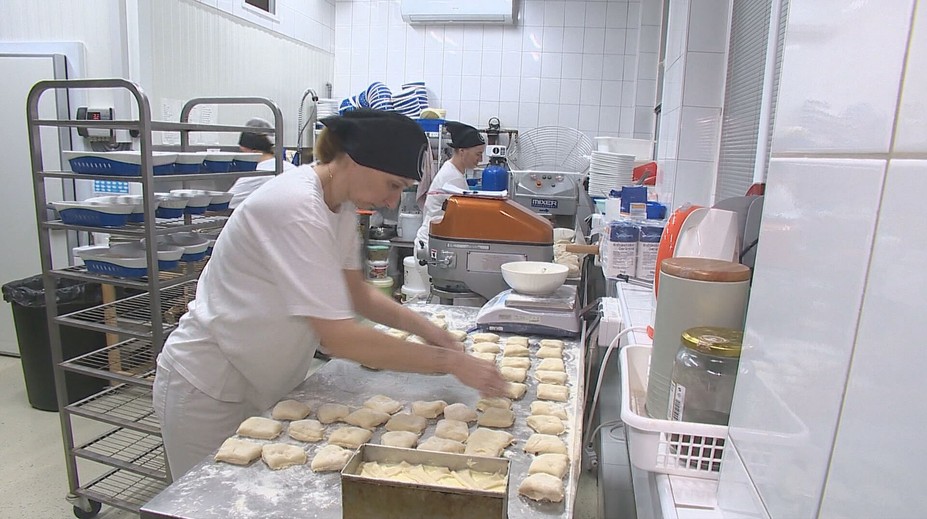 Aby sme mali ráno čerstvý chlieb, oni pracujú celú noc. S kamerou sme nazreli do pekárne