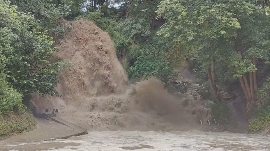 VIDEO: Najznámejší vodopád na Liptove sa zmenil na nepoznanie. Po búrke nabral obrovskú silu