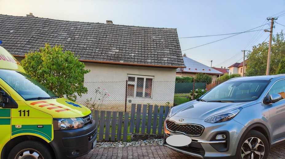 Seniorka bojovala o život, sused autom blokoval sanitku. Ste na mojom pozemku, hádal sa so záchranármi