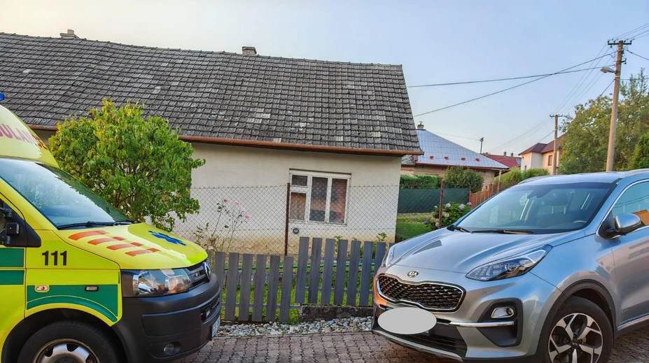 Seniorka bojovala o život, sused autom blokoval sanitku. Ste na mojom pozemku, hádal sa so záchranármi