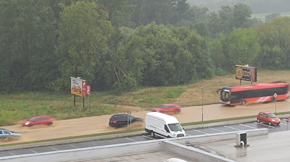 FOTO a VIDEO: Silné búrky zasiahli stred Slovenska. Zaplavilo cesty, padali veľké krúpy