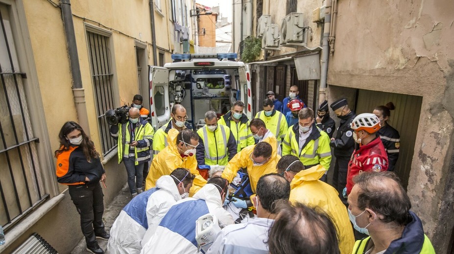 Tristokilového muža museli vyprostiť z domu. Potrebovali na to žeriav