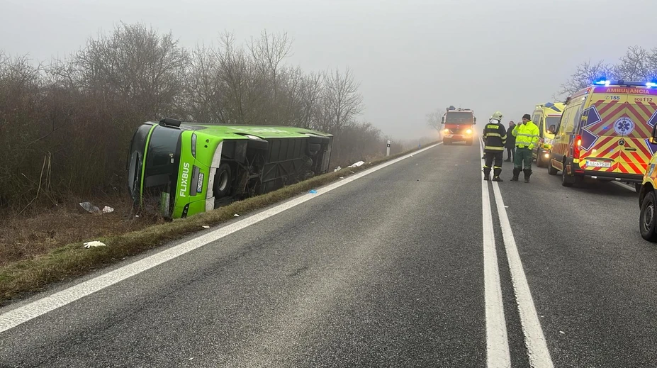 FOTO+VIDEO: Pri Dargove sa prevrátil autobus s 54 cestujúcimi. Na miesto vyrazili hasiči aj záchranári