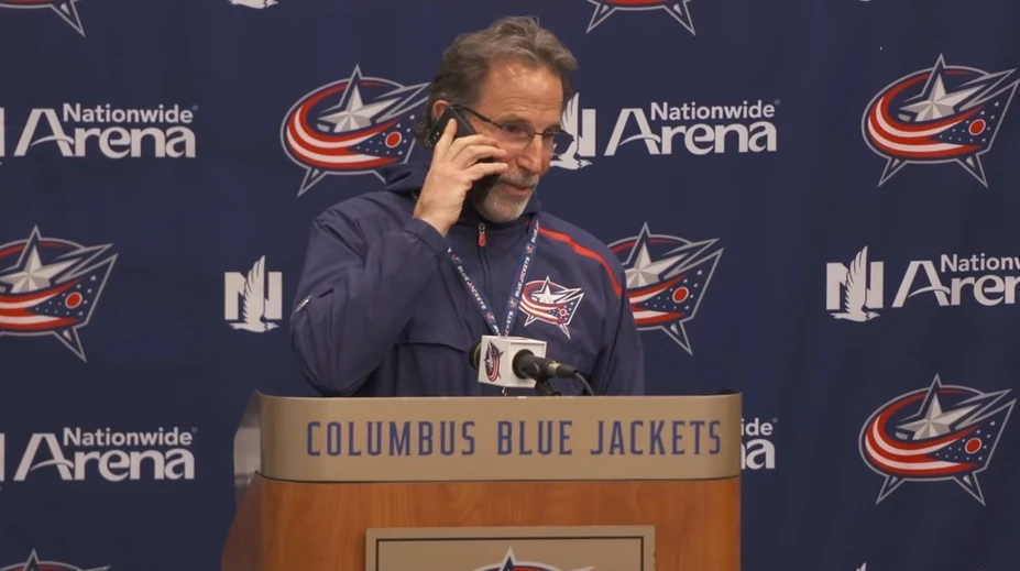 Kouč Columbusu baví svojou tlačovkou NHL. Zodvihol novinárov mobil a hovoril s jeho mamou