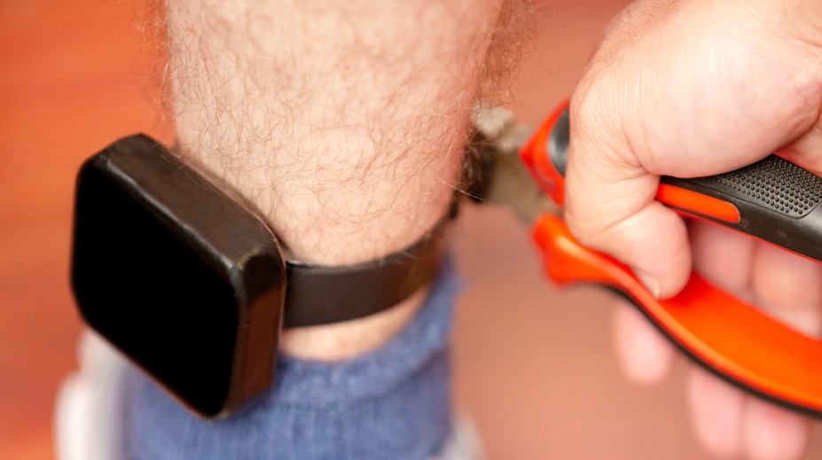 Odsúdený Slovák žaluje britské ministerstvo vnútra. Monitorovací náramok má škodiť jeho duševnej pohode