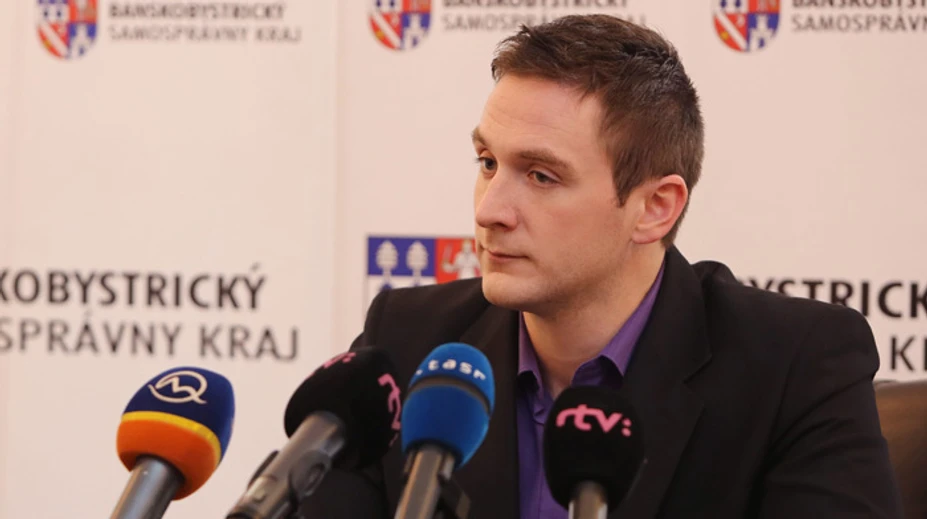 Uhríkovi hrozí za jeho status o europoslankyni De Sutterovej trest