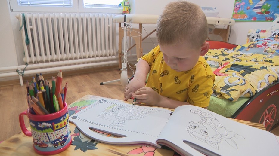 Timotej má už od pôrodu nehybnú ruku. Po operáciách sa to lepší, liečba je však náročná