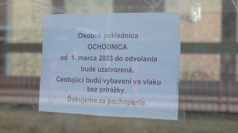 Cestujúci mrznú vonku a lístky si tam už nekúpia. Z Kysúc postupne miznú železničné zastávky