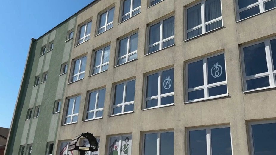 Chcel len otvoriť okno. Chlapec (11), ktorý vypadol z okna ZŠ, je stále vo vážnom stave