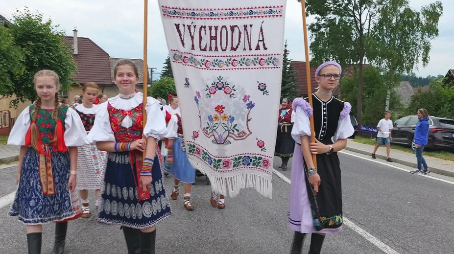 Odstavili dopravu a ukázali kroje. Legendárna Východná očarila tradičným sprievodom