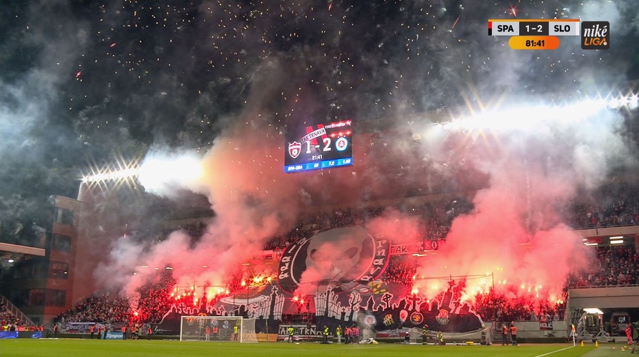 FOTOGALÉRIA: Dvakrát prerušené derby, štadión v plameňoch. Pozrite si najlepšie zábery z Trnavy