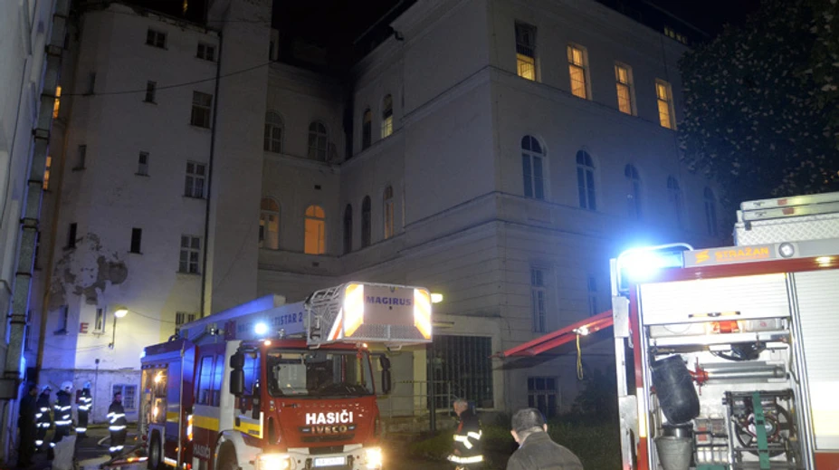 FOTO: Požiar v nemocnici na Mickiewiczovej ulici v Bratislave. Evakuovali 100 ľudí