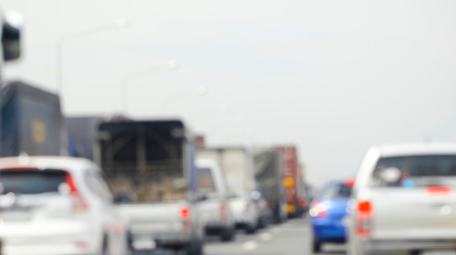 Strhnuté trolejové vedenie zablokovalo ulicu v smere do Bratislavy. Cesta má byť pár hodín neprejazdná