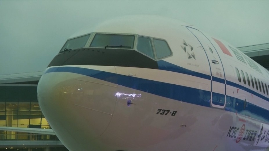 USA sprísnili kontroly lietadiel Boeing 777 s motorom, aký začal horieť