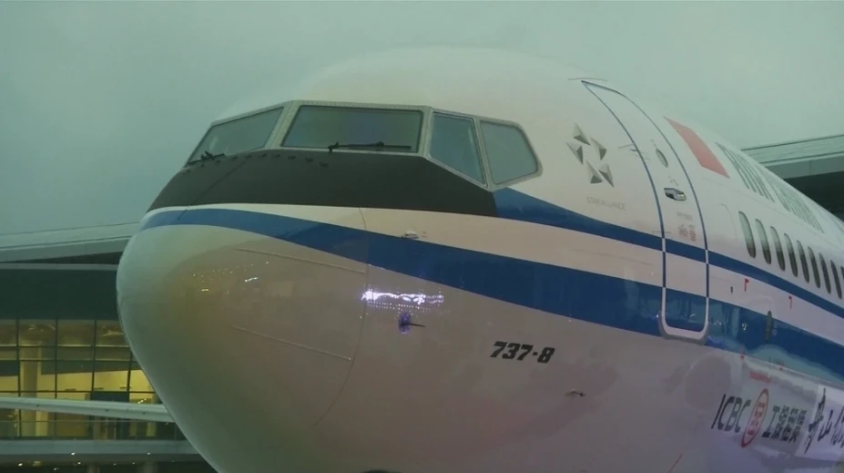 USA sprísnili kontroly lietadiel Boeing 777 s motorom, aký začal horieť