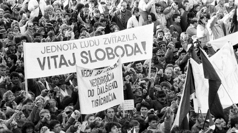 Vedia, že sa štrngalo kľúčmi, no netušia prečo. Mladí o revolúcii a totalite často veľa nevedia