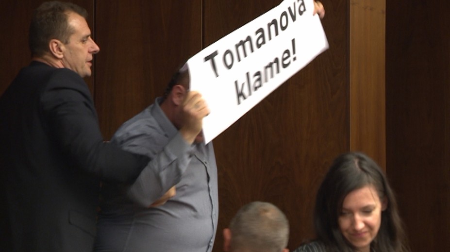 Chaos v parlamente! O nečakaný rozruch sa postarala správa o práci ombudsmanky