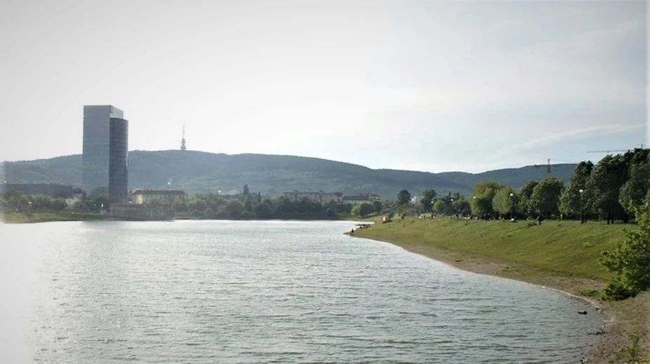 Osobu, ktorá zmizla pod hladinou na bratislavskej Kuchajde, našli bez známok života