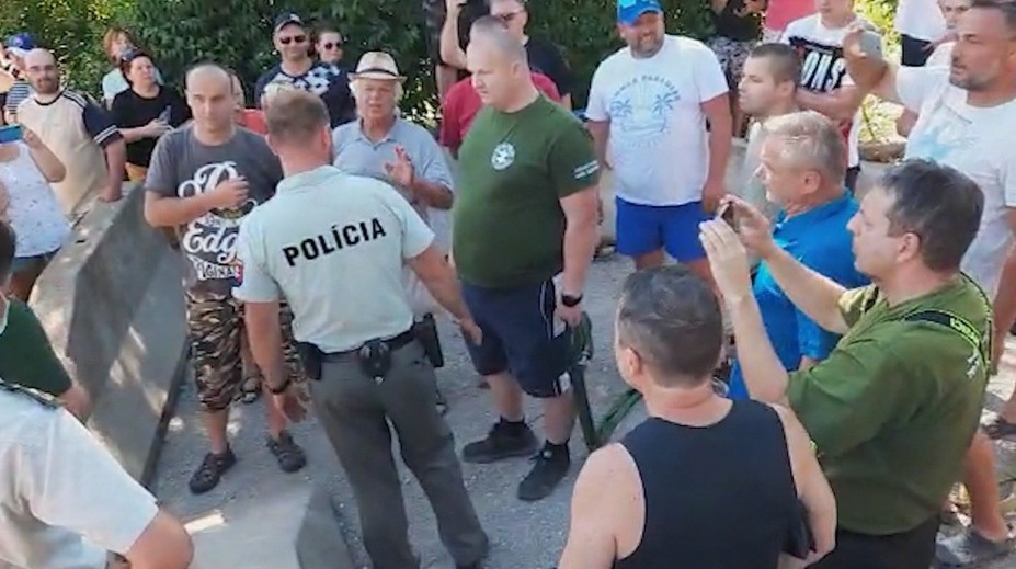 Konflikty s políciou, plač detí a bezmocnosť. Účastníci protestu v Hornom Srní hovoria o šikane