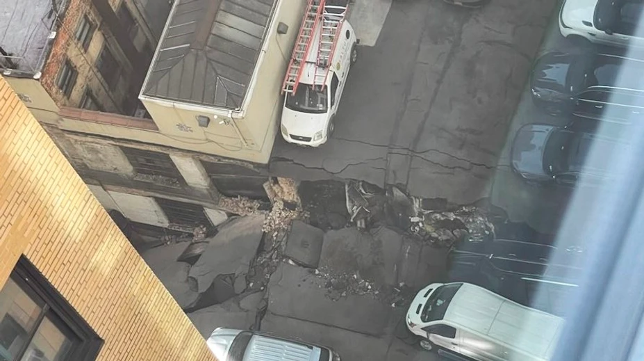 VIDEO: Na Manhattane sa zrútilo nadzemné parkovisko, jeden človek zomrel