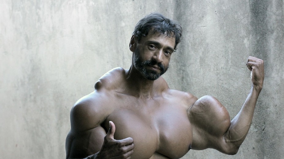 Do svalov si pichá olej, pretože chce vyzerať ako Hulk