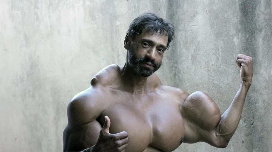 Do svalov si pichá olej, pretože chce vyzerať ako Hulk