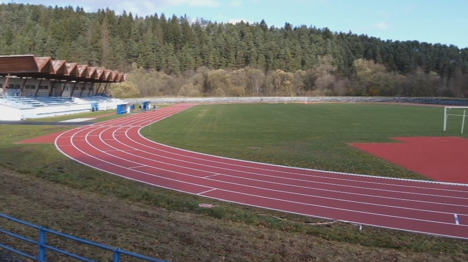 Namiesto plného štadióna plná nemocnica. Jediný atletický ovál na celých Kysuciach otvorili v tichosti