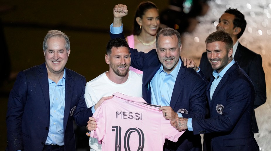 Svätá voda uprostred dažďa či splnený sen, ktorý má zmeniť futbal v krajine. Amerika privítala Messiho