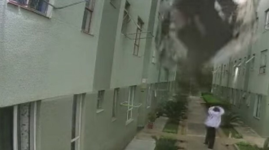 VIDEO: Muž takmer pocítil silu tornáda. Strecha spadla len pár metrov od neho