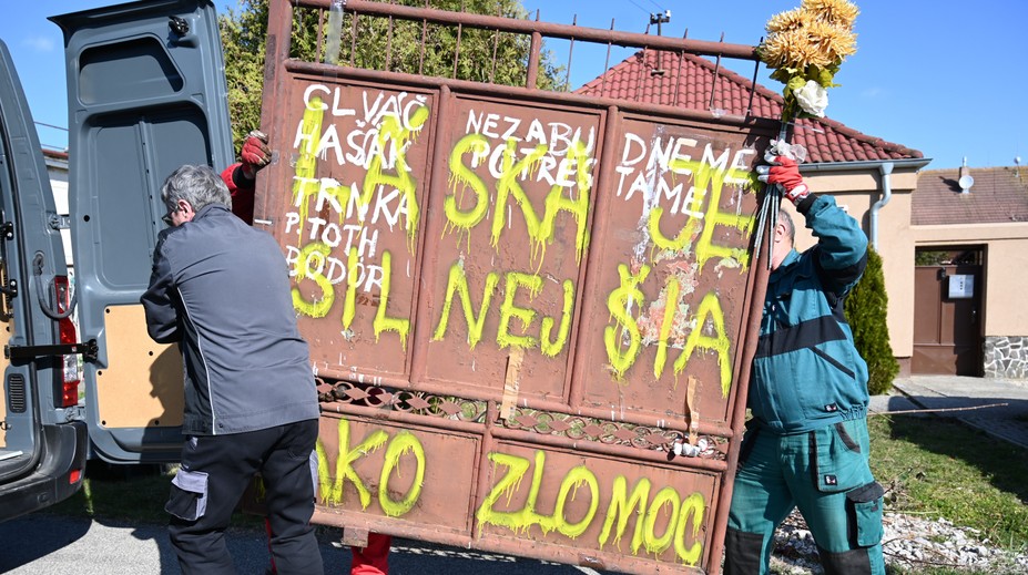 Spomienka na Jána a Martinu: Brána spred ich domu putovala do múzea, na mieste stavajú pomník