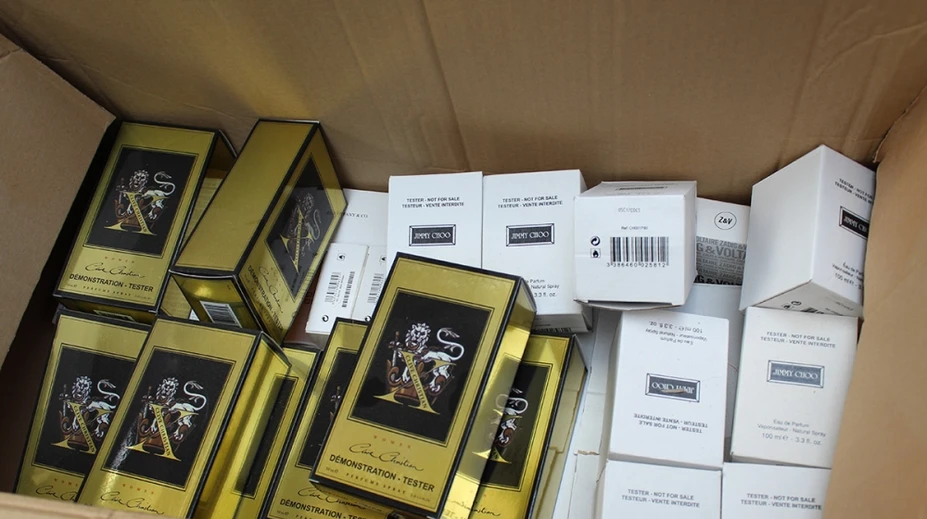 Zdá sa vám váš parfum akýsi slabý? Colníci zadržali v sklade v Bratislave tisícky falzifikátov