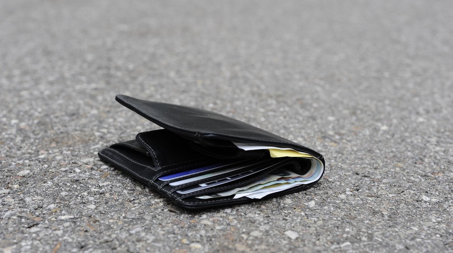 Muž našiel na ceste peňaženku bez dokladov. Na kontaktovanie majiteľa použil geniálny ťah