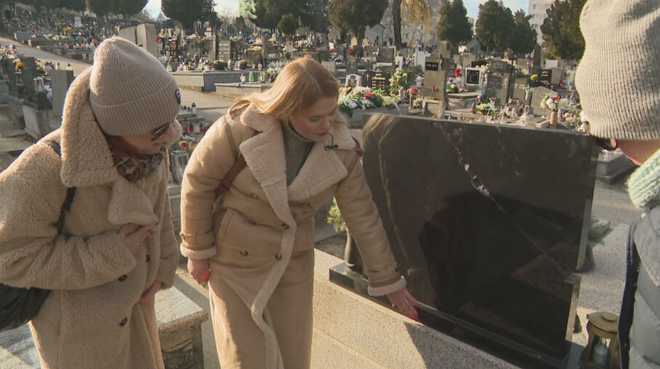 Séria bizarných situácií okolo rozbitého pomníka v Hlohovci. Záhadou je aj to, kto ho opäť zlepil