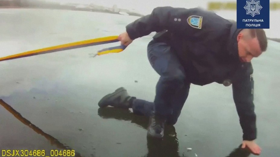 VIDEO: Dramatická záchrana na Ukrajine. Pod ľuďmi sa zlomil ľad, ratovali ich policajti