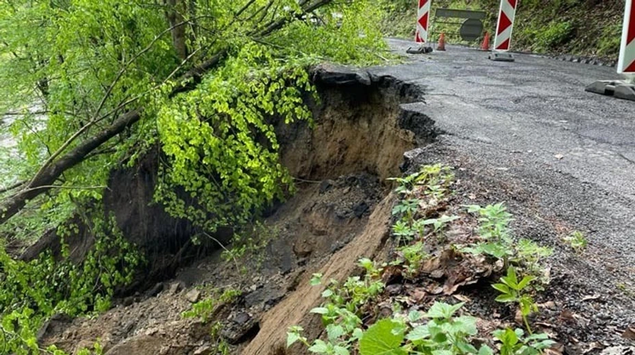 Po silnom daždi voda odtrhla časť cesty. Ľudia z okresu Poltár stratili spojenie s Horehroním