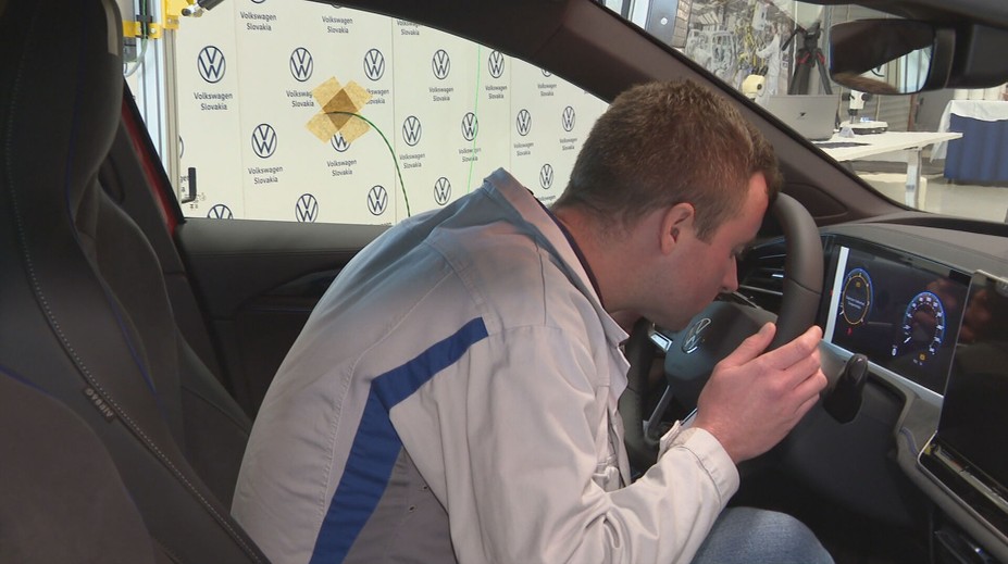 Volkswagen ukázal svoje materiálové laboratórium. Automobilka zamestnáva aj ovoniavačov