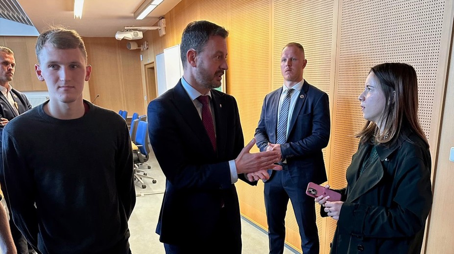 Univerzita tvrdí, že účasť na diskusii s Hegerom bola dobrovoľná. Fotografie dokazujú opak