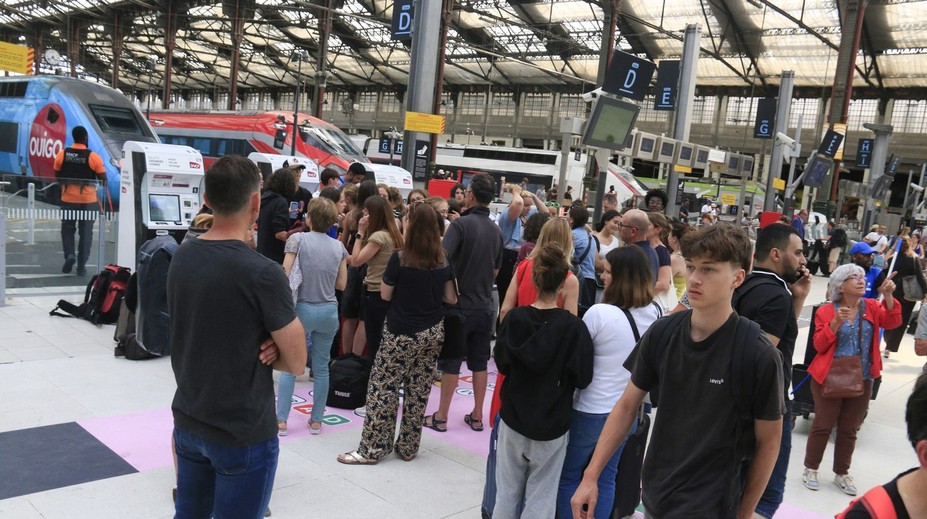 Tvrdá rana pre Paríž v deň začiatku OH. Útoky na železničnú infraštruktúru ochromili dopravu