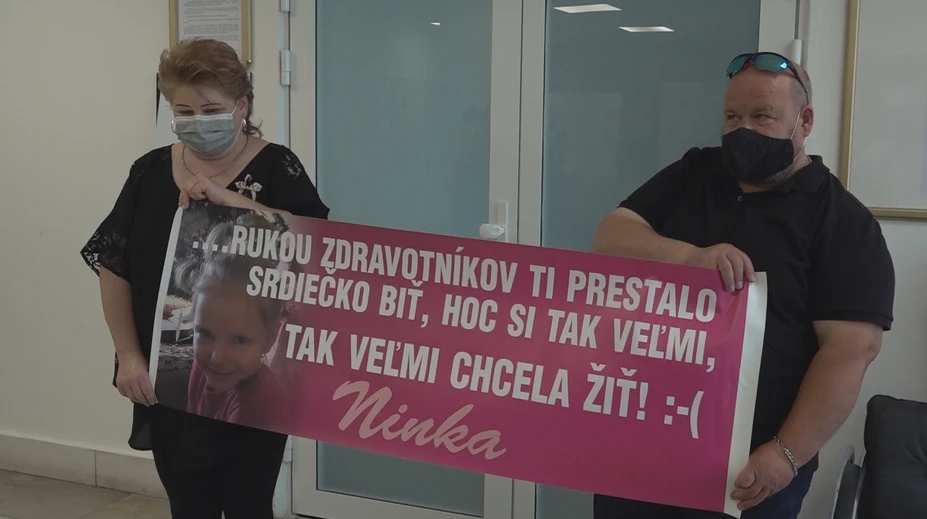 Rodičia sa roky súdili s nemocnicou za smrť dcérky. Až dnes im dal súd za pravdu a priznal odškodné