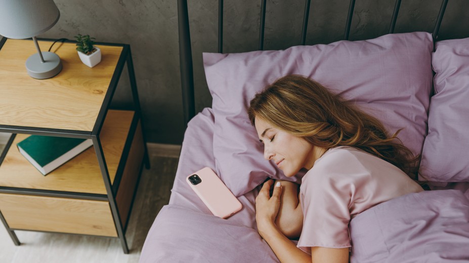 Zle sa vám vstáva a je pre vás začiatok dňa ťažký? Podľa odborníkov pomôže zbaviť sa jedného zvyku