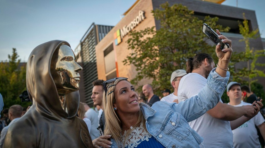 FOTO: Tvorca bitcoinu sa dočkal svojej busty. Prvú na svete odhalili v susednom Maďarsku